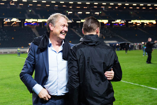 s tränare Åge Hareide kramar om Markus Rosenberg
