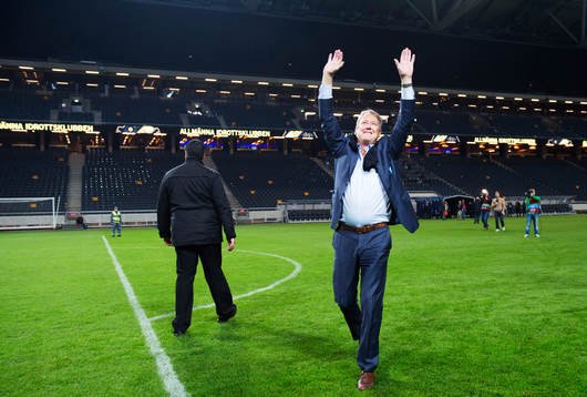 s tränare Åge Hareide jublar mot de tillresta fansen