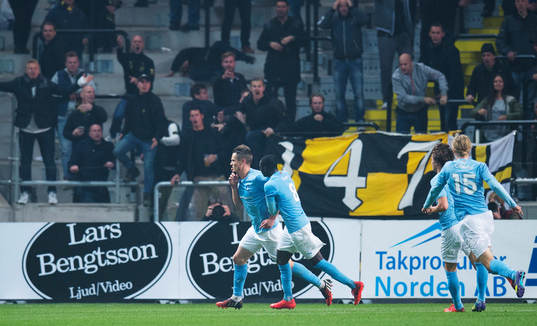 s Markus Rosenberg jublar framför AIK:s klack
