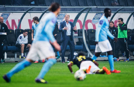 s tränare Åge Hareide gestikulerar