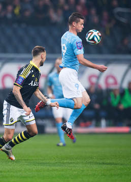 s Markus Rosenberg (t h) tar ner bollen framför AIK:s
