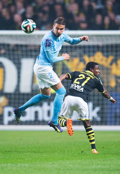 s Erik Johansson vinner en luftduell mot AIK:s Kennedy