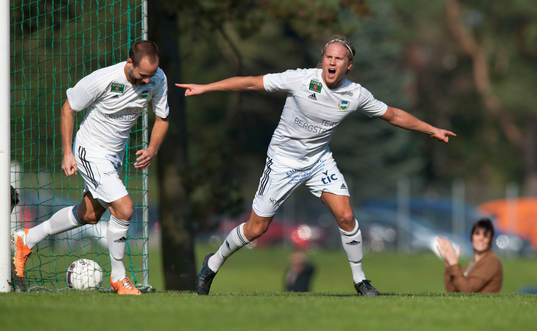 Österlens Henrik Lundgren har gjort 1-0  och grattas av