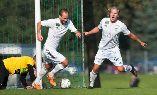 Österlens Henrik Lundgren har gjort 1-0  och grattas av