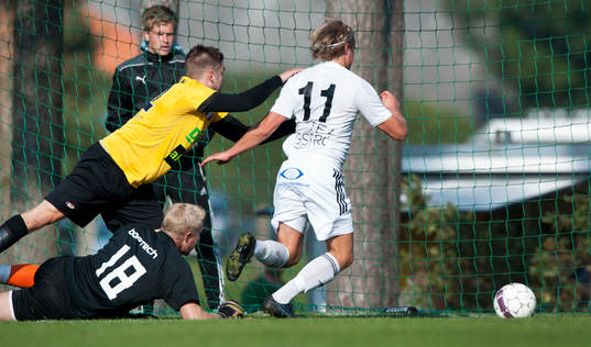 Österlens Henrik Lundgren har gjort 1-0 i matchen i