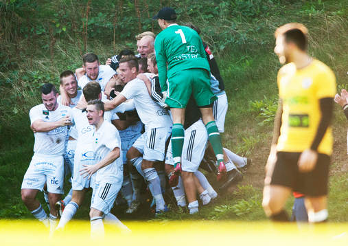 Österlen har avgjort i slutminuterna och jublar i matchen