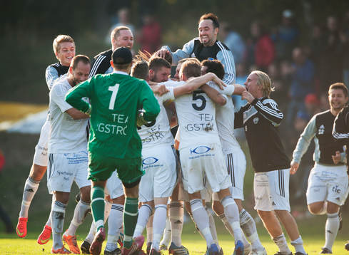 Österlen jublar när slutsignalen ljuder i matchen i