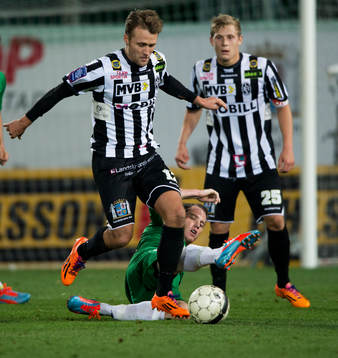 Hammarbys Johan Persson glidtacklar Landskronas Niclas