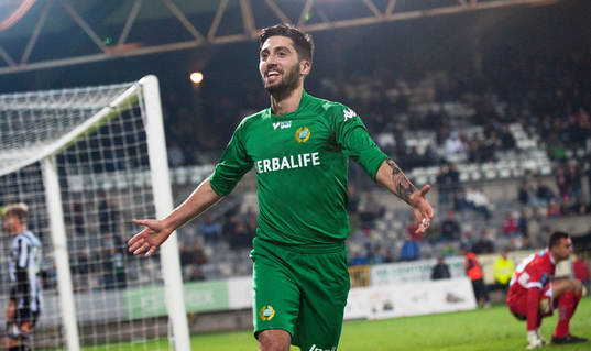 Hammarbys Nahir Besara har gjort 3-1 och jublar  i matchen