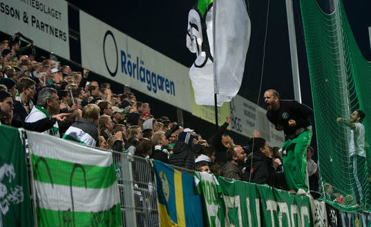 Hammarby-supportrar i matchen i superettan mellan