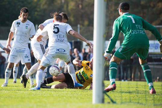 Tilltrasslad situation framför Österlens målvakt i