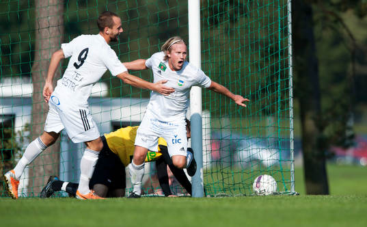 Österlens Henrik Lundgren har gjort 1-0  och grattas av