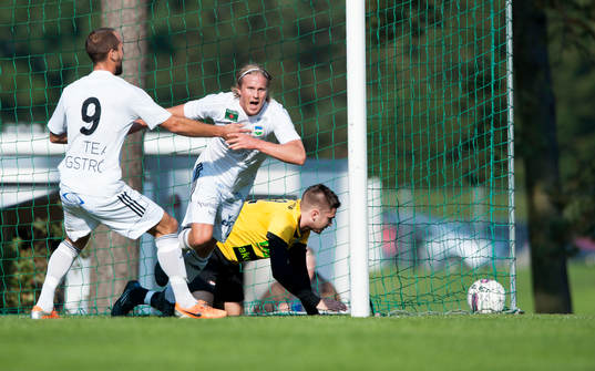 Österlens Henrik Lundgren har gjort 1-0  och grattas av