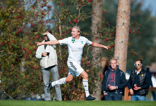 Österlens Henrik Lundgren har gjort 1-0 i matchen i