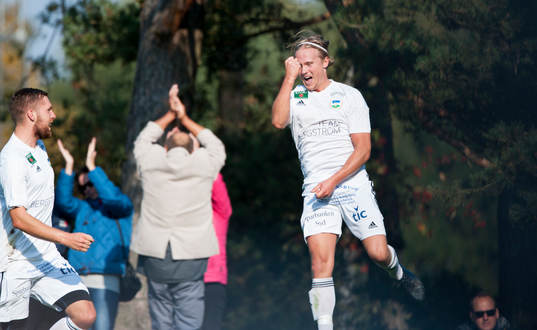 Österlens Henrik Lundgren har gjort 1-0 i matchen i