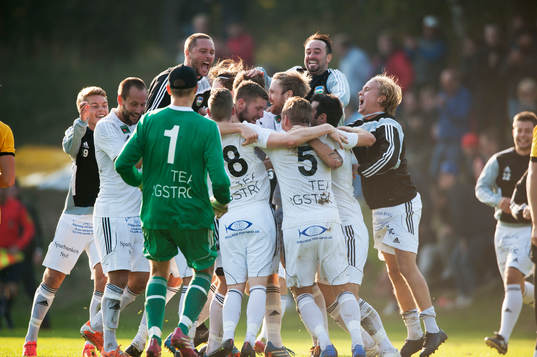 Österlen jublar när slutsignalen ljuder i matchen i