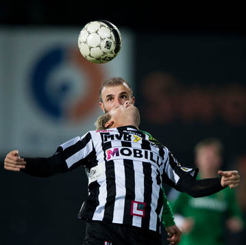 Hammarbys Kennedy Bakircicioglu tittar fram bakom en