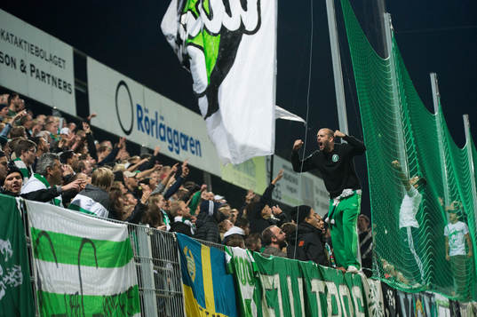 Hammarby-supportrar i matchen i superettan mellan