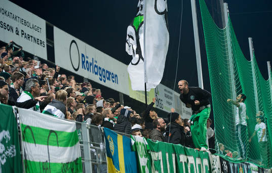 Hammarby-supportrar i matchen i superettan mellan