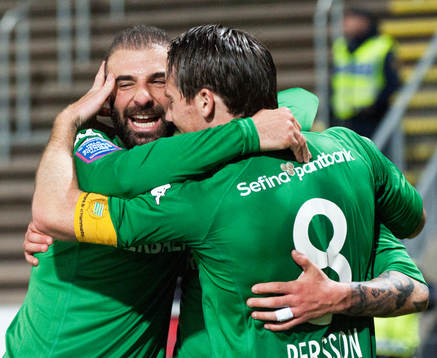 Hammarbys Nahir Besara har gjort 3-1 och grattas av Johan
