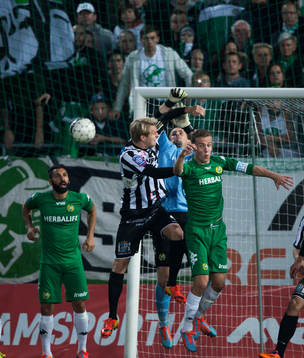 Målvakten boxar bort bollen matchen i superettan mellan