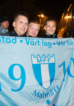 Malmö FFs Markus Rosenberg med supportrar när Malmö FF