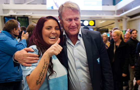 En supporter och Malmö FFs tränare Åge Hareide när