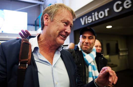 En supporter och Malmö FFs tränare Åge Hareide när