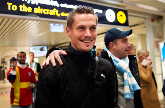 Malmö FFs Markus Rosenberg med supportrar när Malmö FF