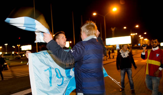 Supportrar firar när Malmö FF landar på Sturup och firar