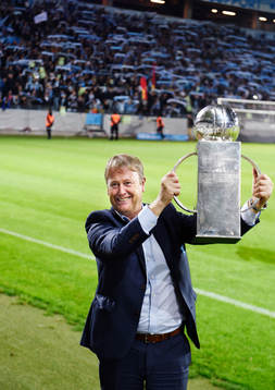 s tränare Åge Hareide firar lagets SM-guld med att hålla