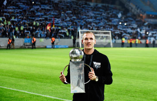 s målvakt Robin Olsen firar lagets SM-guld med att hålla