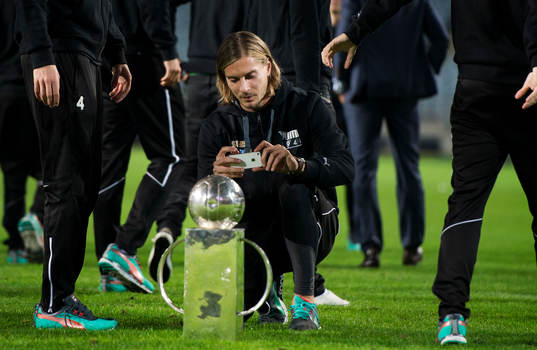 Malmö FFs Markus Halsti fotar Lennart Johanssons pokal