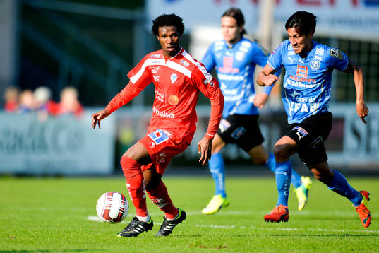 Åtvidabergs Mohammed Abubakari och Halmstads Antonio Rojas