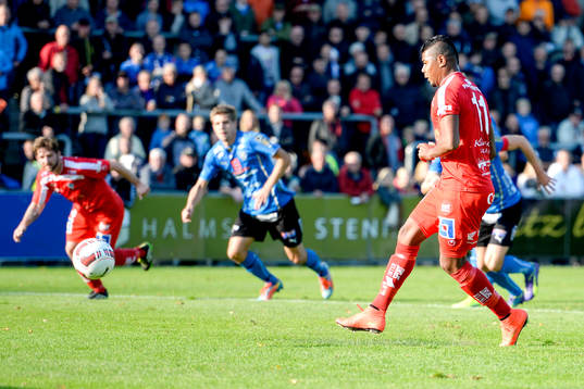Åtvidabergs Ricardo Santos gör 1-1 på straff