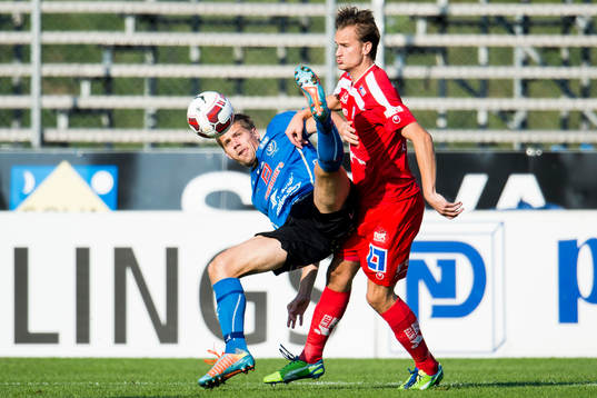 Halmstads Mikael Boman faller