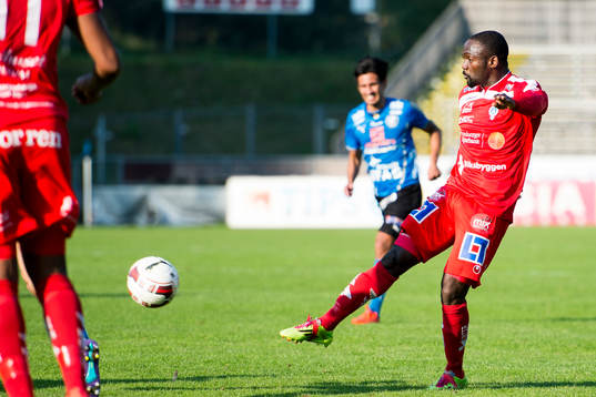 Åtvidabergs John Owoeri testar skott