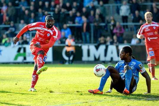 Åtvidabergs John Owoeri gör 1-3 förbi Halmstads Joseph