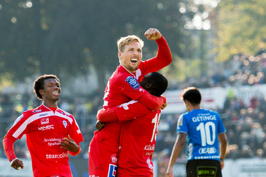 Åtvidabergs Martin Christensen jublar ihop med John Owoeri