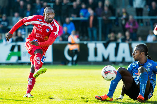 Halmstads Joseph Baffo sitter på rumpan när Åtvidabergs