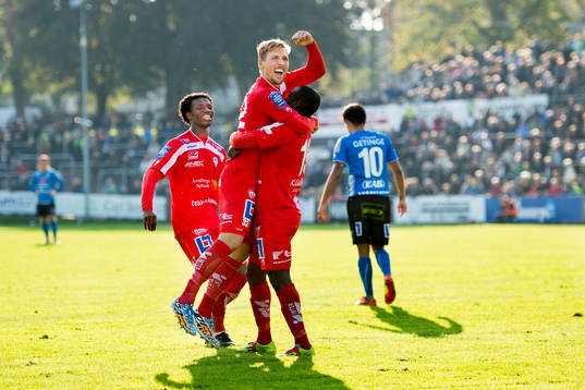 Åtvidabergs Martin Christensen jublar ihop med John Owoeri