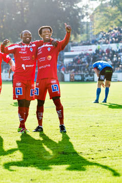 Åtvidabergs John Owoeri jublar ihop med Mohammed Abubakari