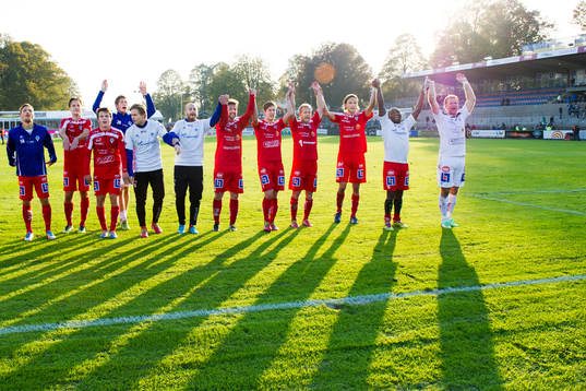 Åtvidabergs spelare tackar publiken