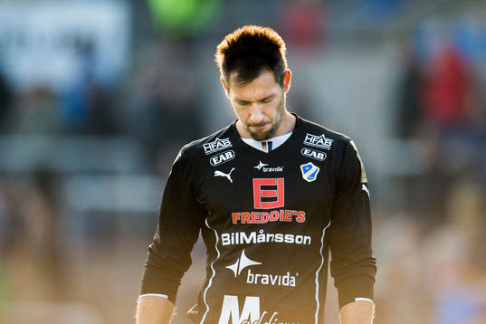 Halmstads målvakt Stojan Lukic deppar