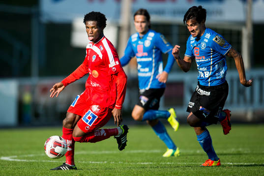 Åtvidabergs Mohammed Abubakari jagas av Halmstads Antonio