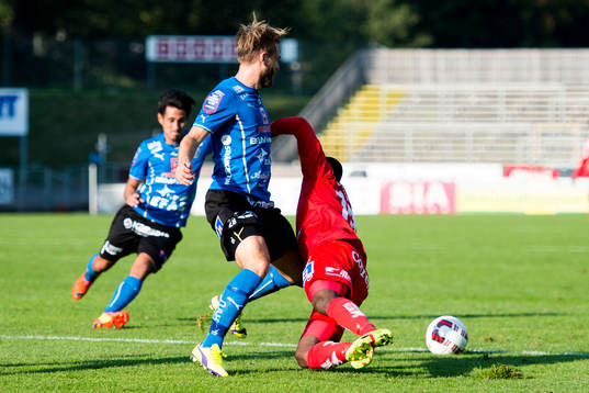 Halmstads Jesper Westerberg kapar Åtvidabergs John Owoeri