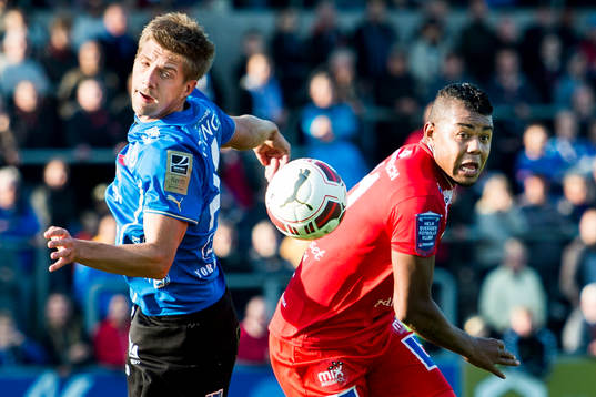 Halmstads Mikael Boman och Åtvidabergs Ricardo Santos