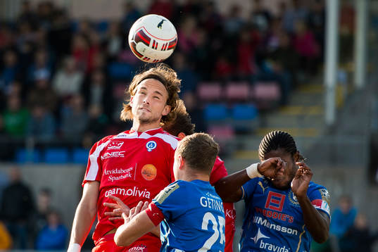 Åtvidabergs Tom Pettersson och Halmstads Joseph Baffo