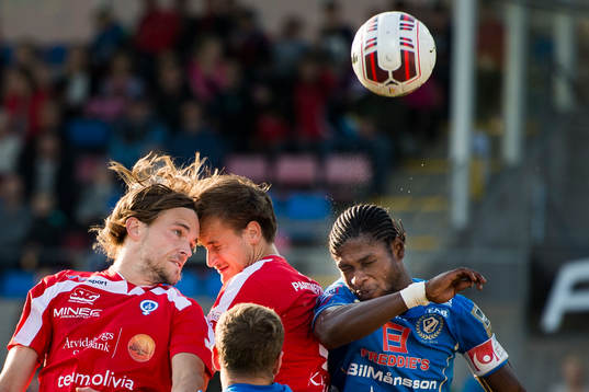 Åtvidabergs Tom Pettersson och Månz Karlsson i nickduell