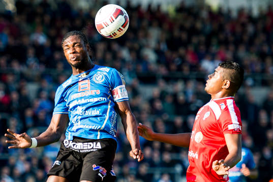 Halmstads Joseph Baffo nickar undan framför Åtvidabergs